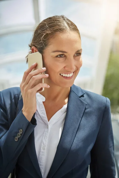 Взявши Цей Важливий Дзвінок Молода Бізнес Леді Розмовляє Мобільному Телефоні — стокове фото