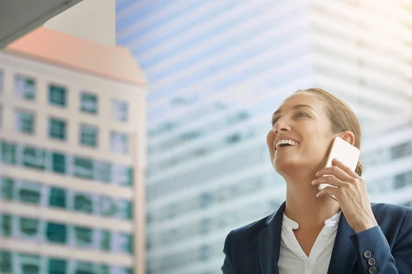 Посміхаючись Успіхом Молода Бізнес Леді Розмовляє Мобільному Телефоні Дорозі Офіс — стокове фото