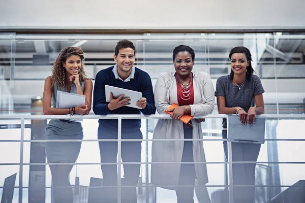 Başarının Kolay Görünmesini Sağlamak Ofiste Birlikte Çalışan Bir Grup Gülümseyen — Stok fotoğraf