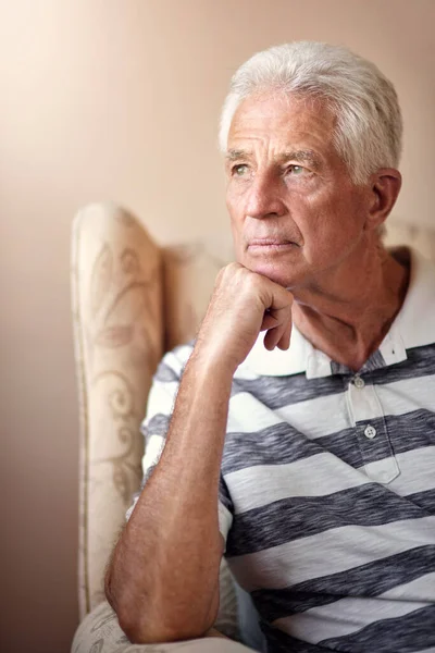 Czym Stało Się Życie Starszy Mężczyzna Siedzi Krześle Wygląda Troskliwie — Zdjęcie stockowe