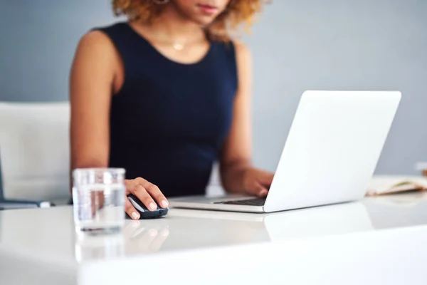 Zdobądź Wyobraźnię Publiczności Młoda Bizneswoman Pracująca Swoim Laptopie — Zdjęcie stockowe