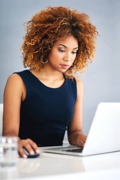 Beslis Niet Stoppen Zijn Een Jonge Zakenvrouw Werkt Haar Laptop — Stockfoto