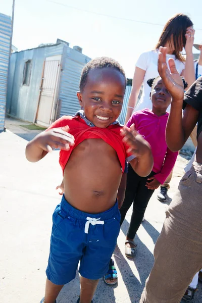 Mutluluğun Yüzü Bir Sosyal Yardım Etkinliğinde Küçük Bir Çocuğun Kesilmiş — Stok fotoğraf