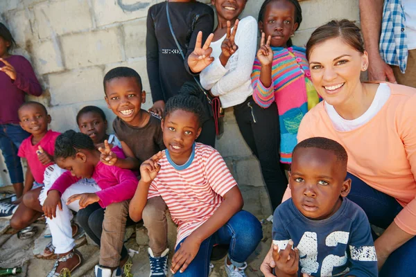 Çocukların Hayatları Üzerinde Bir Etki Yaratıyor Sosyal Yardım Etkinliğindeki Çocukların — Stok fotoğraf