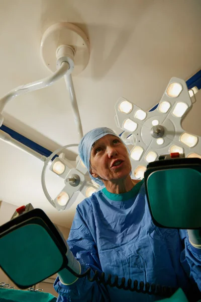 Listo Cirujano Que Utilice Desfibrilador Durante Cirugía — Foto de Stock