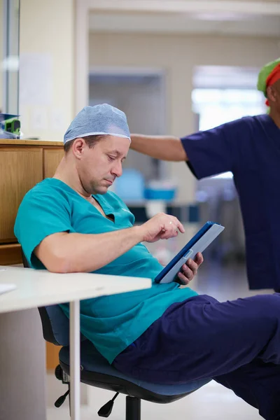 Uzun Bir Vardiya Olacak Hastanede Çalışan Bir Doktor — Stok fotoğraf