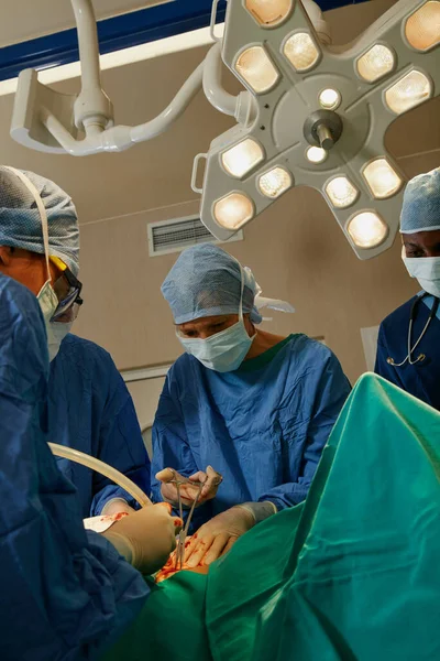 Especialidad Salvar Vidas Equipo Cirujanos Que Realizan Una Cirugía Quirófano — Foto de Stock