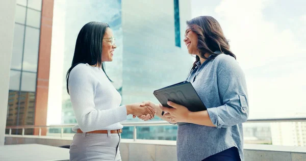 Business Women Rooftop Handshake Tablet Collaboration Partnership New Project Corporate — Stock Photo, Image