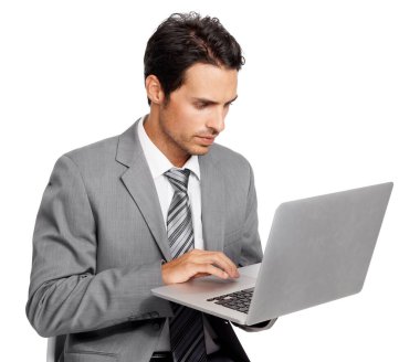 Laptop, iş adamı ve odaklanma çevrimiçi inceleme, rapor ve analiz için şeffaf, png arka plan izole. Bilgisayardaki profesyonel kişi veya şirket çalışanının ciddi, planlı ve daktilo edilmesi.