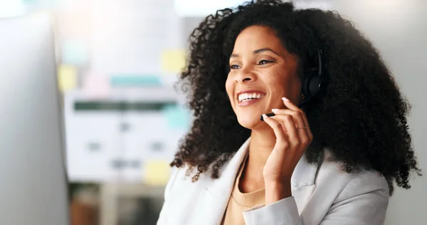 Szczęśliwa Agentka Obsługi Klienta Uśmiechnięta Podczas Pracy Call Center Rozmawiająca — Zdjęcie stockowe