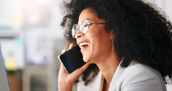 Uśmiechnięta Śmiejąca Się Kobieta Rozmawiająca Przez Telefon Biurze Ambitna Zmotywowana — Zdjęcie stockowe