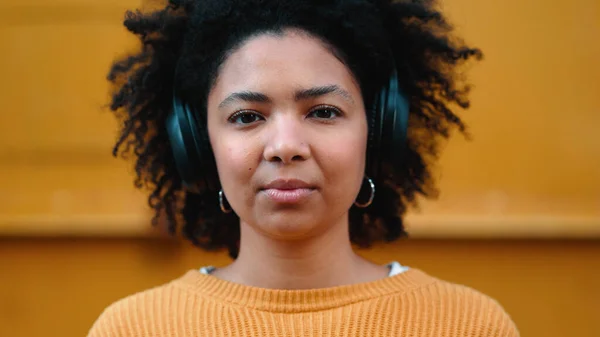 Czarna Kobieta Portret Lub Słuchawki Muzyczne Izolowanym Żółtym Tle Moda — Zdjęcie stockowe