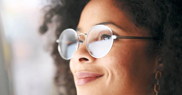 Close Mulher Negócios Pensando Usando Óculos Visão Optometria Olhar Confiante — Fotografia de Stock