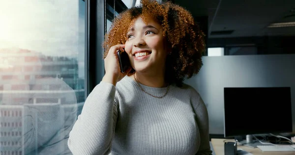 Llamada Telefónica Mujer Negocios Ventana Oficina Para Conversación Con Vista —  Fotos de Stock