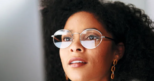 Empresária Com Óculos Moda Lendo Informações Uma Tela Computador Enquanto — Fotografia de Stock