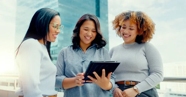 Tablet Balkon Teamwork Oder Diversity Frauen Bewerten Soziale Netzwerke Kundenerfahrungen — Stockfoto
