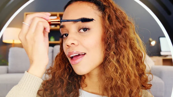 Retrato Una Mujer Influencer Vlogger Grabando Transmitiendo Tutorial Maquillaje Vivo —  Fotos de Stock