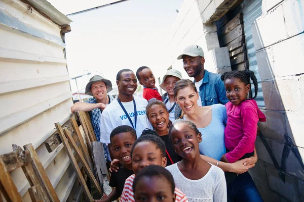 Törődni Közösséggel Önkéntes Munkavállalók Egy Gyermekcsoport Levágott Vállalata Egy Közösségi — Stock Fotó