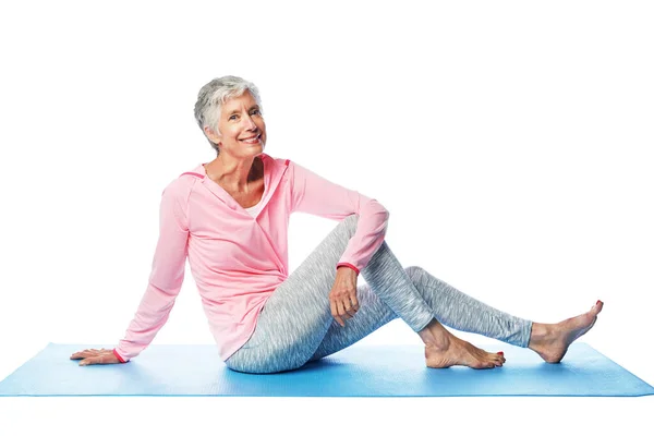 肖像画和老年妇女在透明的背景下被隔离 这对健康 健康和地板上的整体训练都很有帮助 有普拉提运动或锻炼的安逸 身体和快乐的老年人 — 图库照片