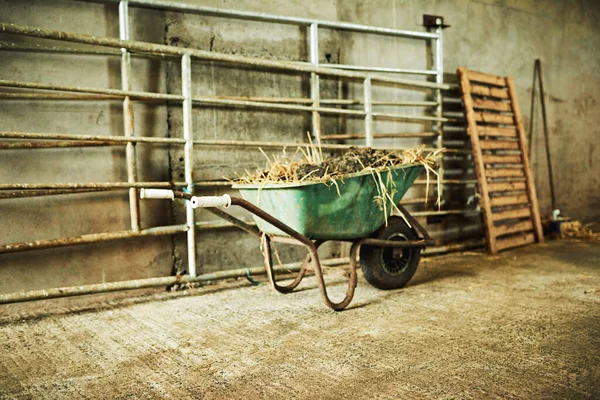 Use Wheelbarrow Transport Things Farm Wheelbarrow Filled Dirt Hay Barn — Stock Photo, Image