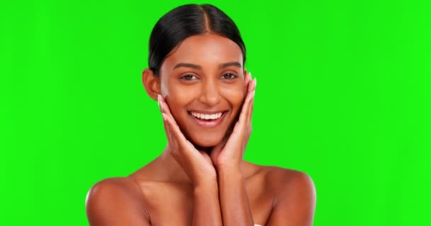 Krása Kůže Žena Dotýkající Její Tváře Zeleném Pozadí Obrazovky Studiu — Stock video