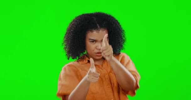 Yüz Yeşil Ekran Sana Doğrultulmuş Parmak Tabancalı Bir Kadın Kadın — Stok video