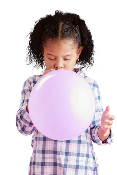 透明なPngの背景の女の子 吹く気球そして隔離されたピンクの党の装飾そして誕生日のお祝い アフリカの子供 巻き毛と楽しい 良いニュースやゲームのために吹くために膨脹可能なおもちゃ — ストック写真