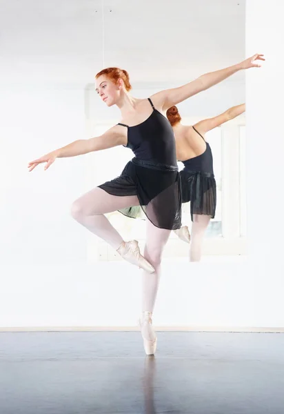 バレリーナ バレエ 女性はクラスで踊り 若いダンサーは稽古をしていて スタジオでは芸術と優雅さで踊っています 点ポーズの女性の人 創造性とフィットネスでパフォーマンスのためのバランスとトレーニング — ストック写真