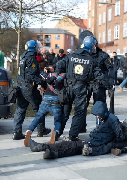 警察官 犯罪者 通りの安全性 セキュリティまたは法執行機関のためにノルウェーの街で逮捕 正義または暴動のための都市の町の人々を逮捕する政府警察官のグループ — ストック写真