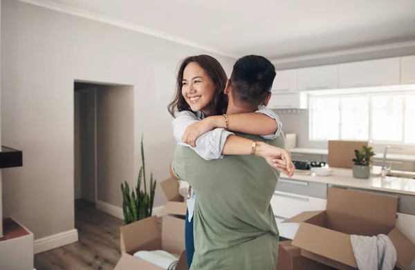 Eigentum Glückliches Paar Das Sein Neues Zuhause Einzieht Und Boxen — Stockfoto