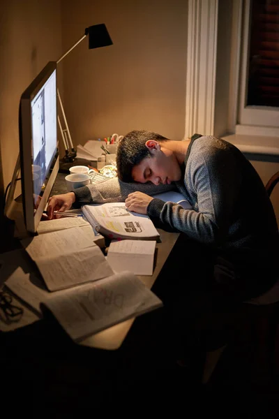 书籍和睡眠 或深夜在屏幕上学习 或睡在桌子上看书 研究人员和男性学者厌倦了家里的电脑或试卷疲劳 — 图库照片