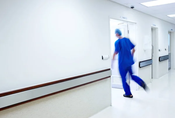 Γυρίσω Στο Άψε Σβήσε Ένας Γιατρός Τρέχει Ένα Δωμάτιο Στο — Φωτογραφία Αρχείου
