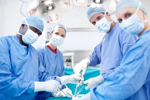 Equipo Diverso Excelentes Cirujanos Retrato Equipo Quirúrgico Médicos Operando Quirófano — Foto de Stock