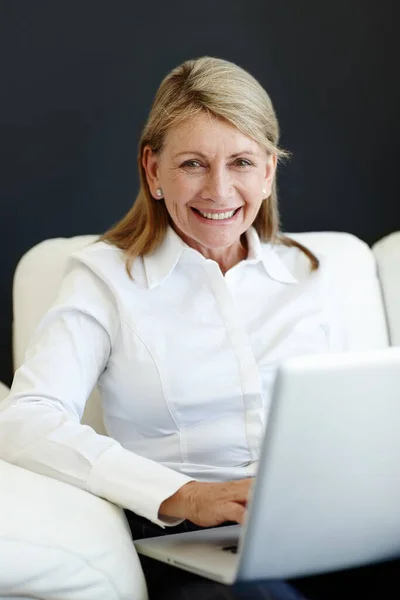 Taking Time Keep Touch Portrait Smiling Mature Woman Sitting Couch — Stock Photo, Image