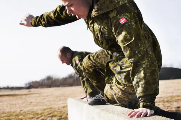 Soldat Träning Militära Män Och Hoppa Över Vägg Hinderbana För — Stockfoto