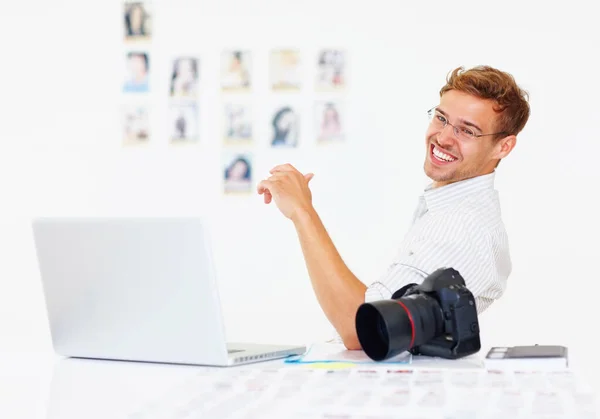 Feliz Fotógrafo Retrato Fotógrafo Feliz Com Laptop Câmera Mesa — Fotografia de Stock