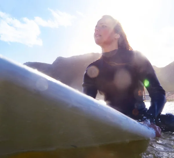 Hier Voel Levend Een Jonge Vrouw Haar Surfplank Zee — Stockfoto