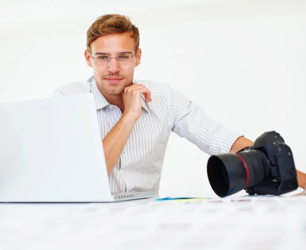 Yakışıklı Fotoğrafçı Laptop Kullanan Genç Bir Fotoğrafçının Portresi — Stok fotoğraf