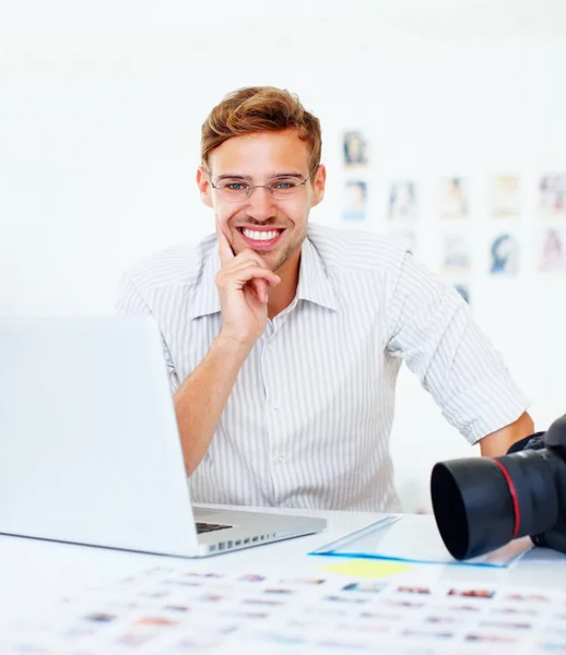 Fotógrafo Sorridente Retrato Jovem Fotógrafo Usando Laptop Dando Lhe Sorriso — Fotografia de Stock