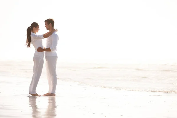 Влюбиться Легко Полный Снимок Молодой Пары Обнимающейся Пляже — стоковое фото