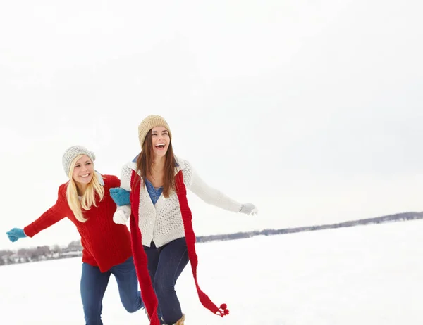 Βιάζομαι Γυρίσω Σπίτι Δύο Φίλοι Τρέχουν Μέσα Στο Χιόνι Μαζί — Φωτογραφία Αρχείου