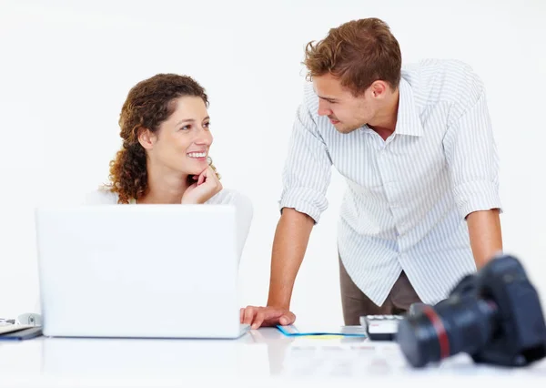 Uśmiechnięci Menedżerowie Pracujący Laptopie Uśmiechnięci Biznesmeni Używający Laptopa Patrzący Siebie — Zdjęcie stockowe