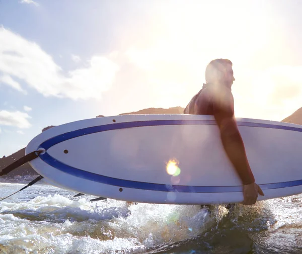 Klaar Golven Nemen Een Jonge Mannelijke Surfer Met Zijn Surfplank — Stockfoto