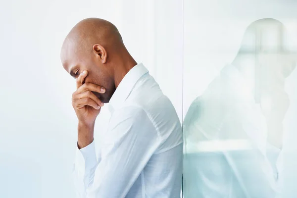 商业压力 抑郁和在职黑人 对嘲笑感到失望或不高兴 工作场所有疲劳 疲倦或疲倦 焦虑和精神健康的忧郁 抑郁和男性专业人员 — 图库照片