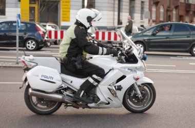 Danimarka 'da bir şehir merkezinde polis, motosiklet ve yol güvenliği görevlisi koruma ve barış için çalışıyor. Güvenlik, hukuk ve hukuk profesörü veya motorsikletli bir polis.