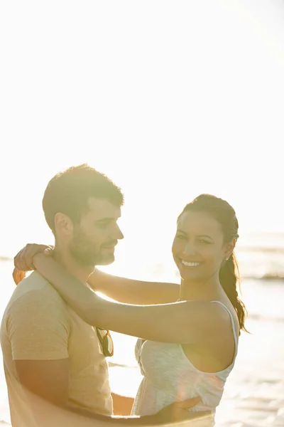 Život Láska Jsou Příjemné Romantický Mladý Pár Usmívající Oceánem Pozadí — Stock fotografie