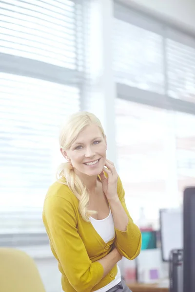 Portrait Schöne Geschäftsfrau Sitzt Auf Ihrem Schreibtisch Büro Und Lächelt — Stockfoto