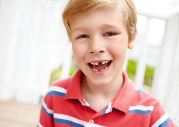 Perdi Outro Dente Menino Sorrindo Para Você Com Dente Desaparecido — Fotografia de Stock