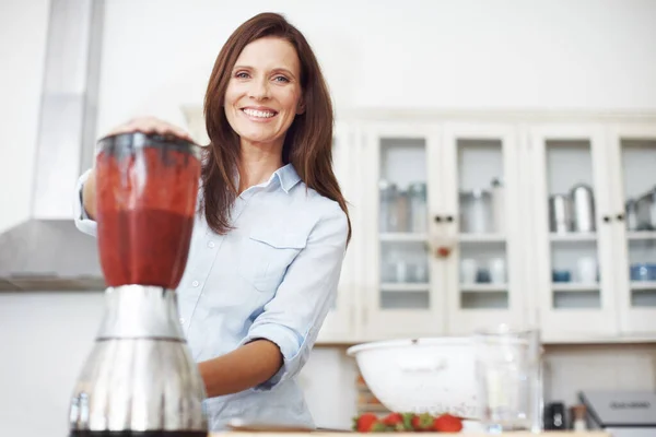 Shes Big Blending Attractive Woman Using Blender Make Fruit Smoothie — Stock Photo, Image
