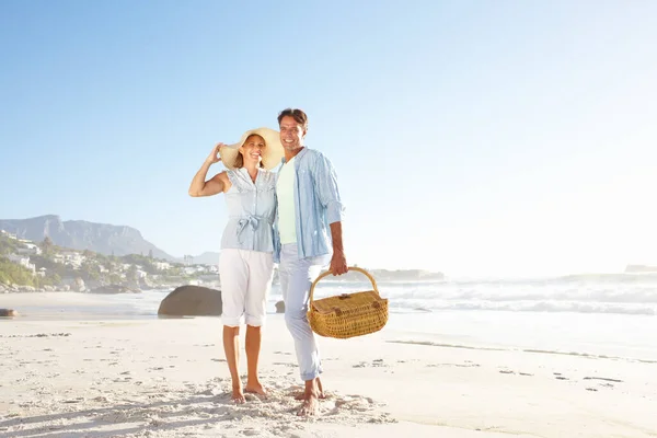 Zum Picknick Strand Ein Liebevolles Reifes Paar Genießt Einen Spaziergang — Stockfoto